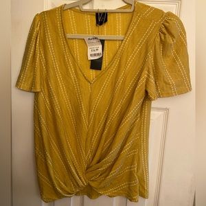W5 NWT Twist Front Top